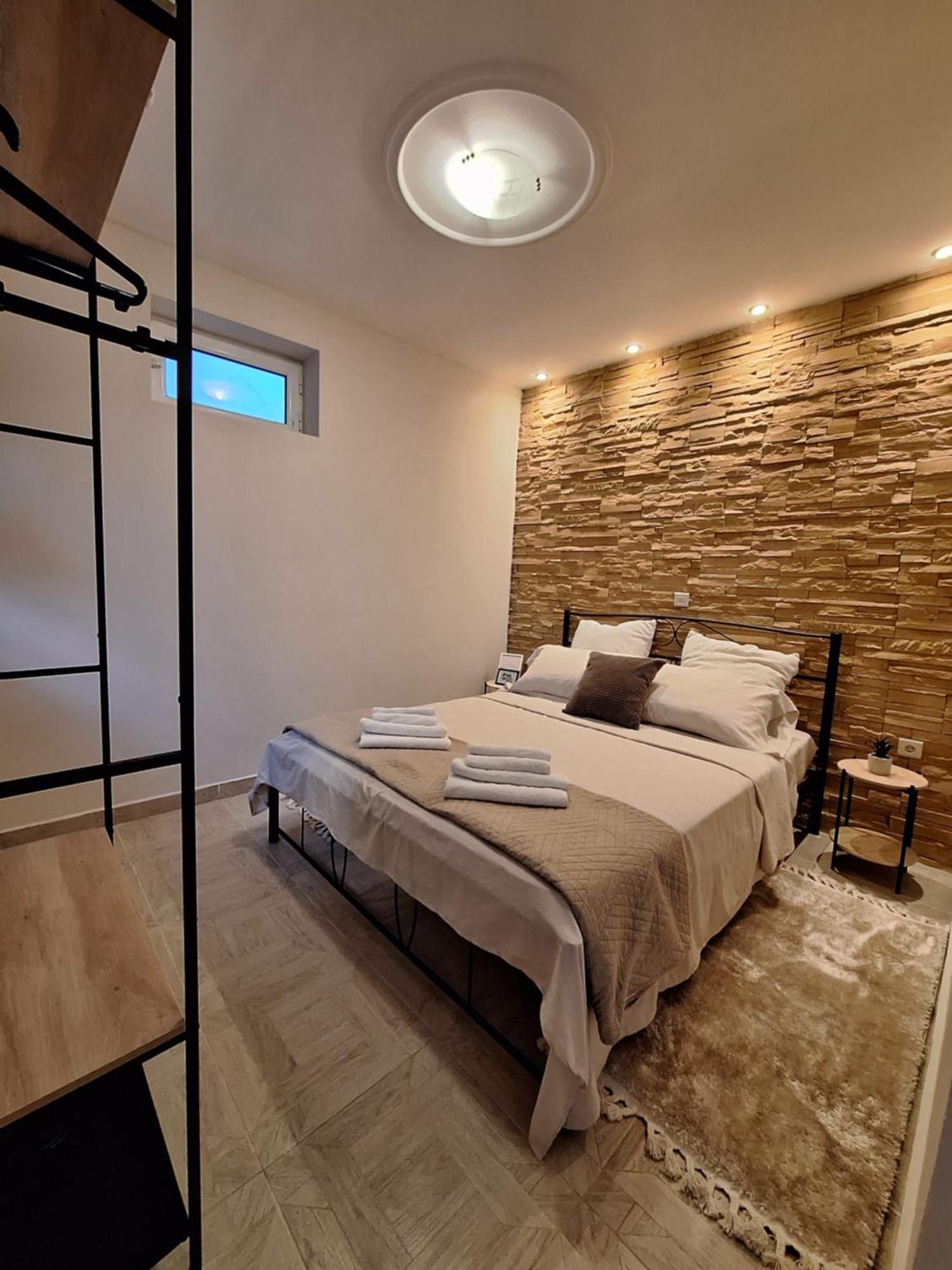 Garden Apartment *